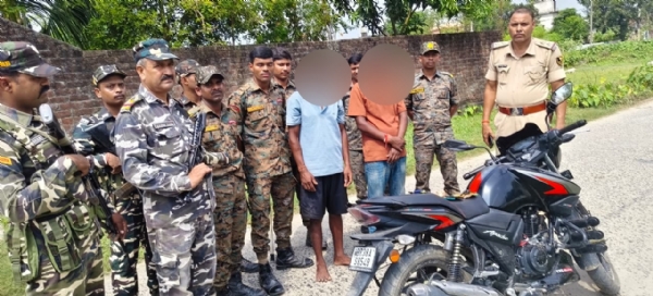 अररिया फोटो:कार्रवाई के दौरान की तस्वीर अररिया फोटो:कार्रवाई के दौरान की तस्वीर