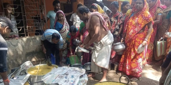 खाना पहुंचाते लोग खाना पहुंचाते लोग