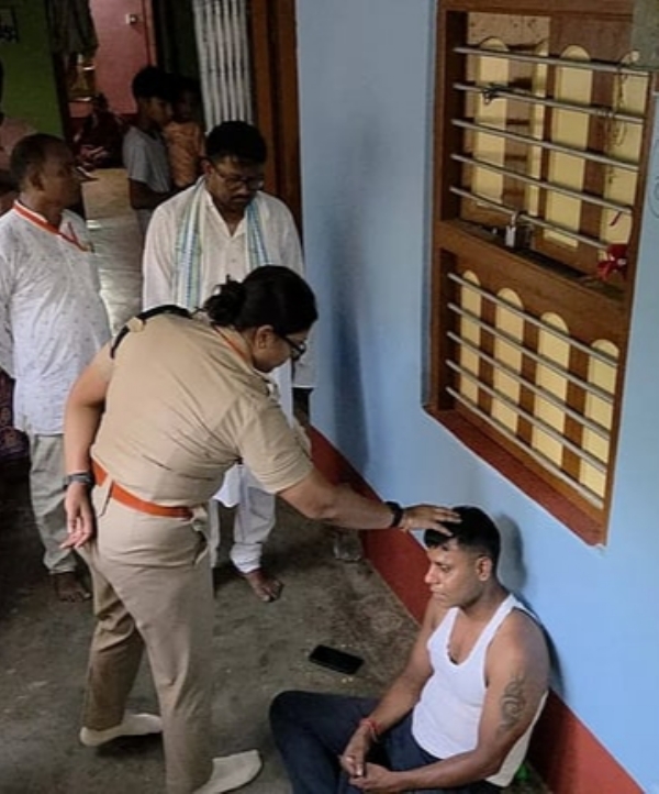 पीड़ित परिवार से मिलते एसपी और विधायक शीतल कपाट पीड़ित परिवार से मिलते एसपी और विधायक शीतल कपाट