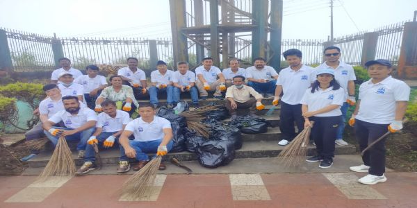 आकाशवाणी खरसाङद्वारा इगल क्रेकमा सरसफाइ अभियान