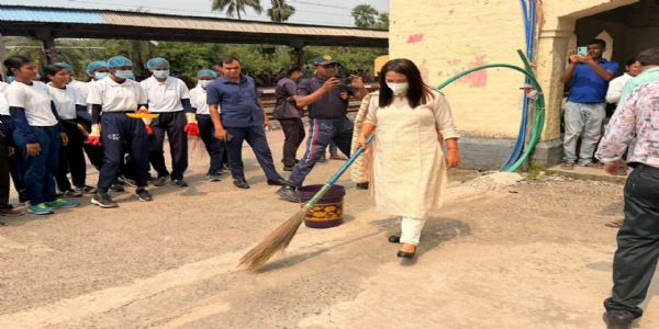 हातमा कुचो लिएर मन्त्री सुमना सरकारले दिइन् स्वच्छताको सन्देश