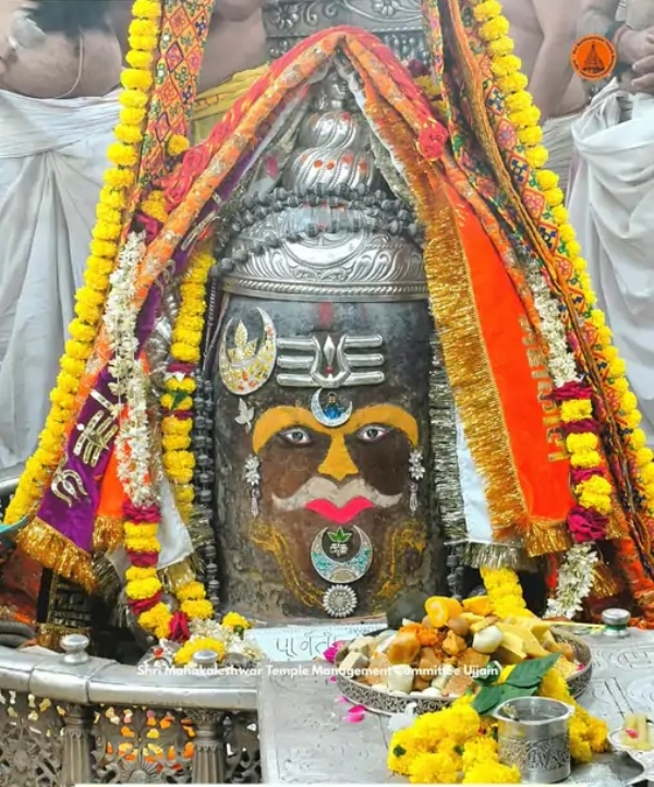 भस्म आरती में भांग-चंदन से सजे महाकाल भस्म आरती में भांग-चंदन से सजे महाकाल