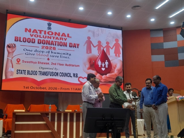 शैक्षिक रक्तदान दिवस के अवसर पर स्वास्थ्य भवन में आयोजित कार्यक्रम का दीप प्रज्वलित कर शुभारंभ कर रहे स्वास्थ्य मंत्री शारद्वत मुखोपाध्याय शैक्षिक रक्तदान दिवस के अवसर पर स्वास्थ्य भवन में आयोजित कार्यक्रम का दीप प्रज्वलित कर शुभारंभ कर रहे स्वास्थ्य मंत्री शारद्वत मुखोपाध्याय