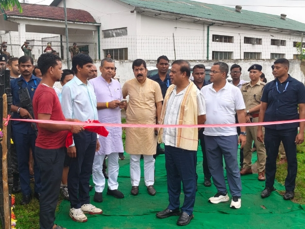 असमः कछार जिलांतर्गत कूम्बर चाय बागान ग्राउंड-माउंटेड, ऑन-ग्रिड सौर ऊर्जा संयंत्र का फीता काटकर उद्घाटन करते मुख्यमंत्री डॉ. हिमंत बिस्व सरमा