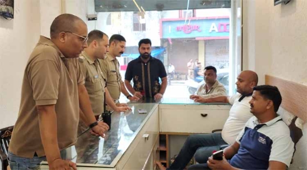 हाउस अरेस्ट किए कैश खुराना व अन्य हाउस अरेस्ट किए कैश खुराना व अन्य