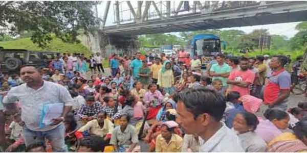 बाँकी वेतन र बोनसको मागमा  चिया श्रमिकहरूद्वारा राष्ट्रिय राजमार्ग अवरुद्ध