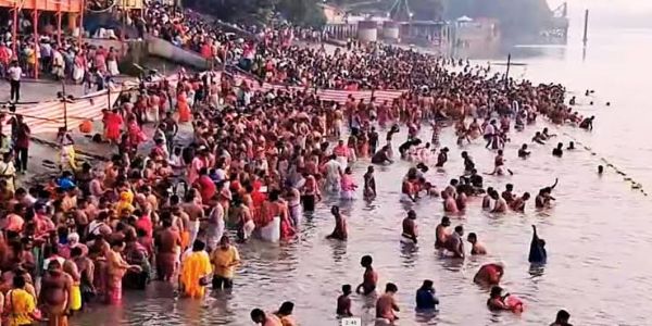 महालयमा हुगलीका गङ्गा घाटहरूमा पितृ शान्तिको लागि गरियो तर्पण