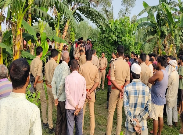 घटना की जांच करती पुलिस की टीम