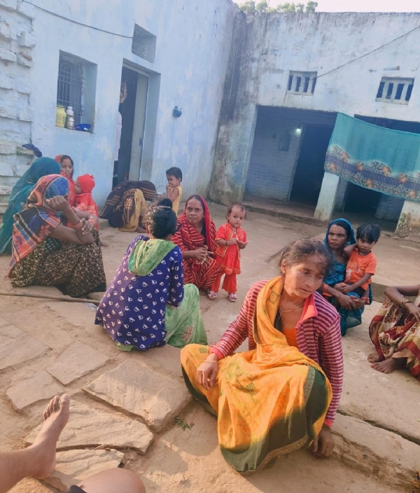 चोरी की घटना के बाद घर पर बैठी पीड़िता व आसपास की महिलाएं। चोरी की घटना के बाद घर पर बैठी पीड़िता व आसपास की महिलाएं।
