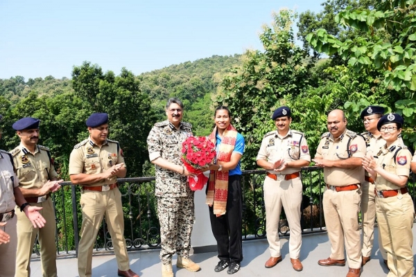 असमः भारतीय मुक्केबाज लवलीना बोरगोहाईं को सम्मानित करते असम पुलिस के महानिदेशक।