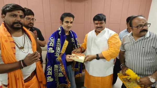 बैटिंग कोच सितांशु कोटक और सांसद अनिल फिरोजिया के साथ किए बाबा महाकाल के दर्शन