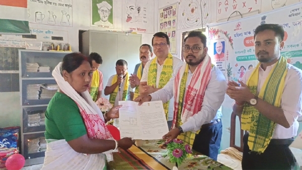 कार्यकर्ताओं और सहायिकाओं को दिए गए 1,000 रुपये के चेक। कार्यकर्ताओं और सहायिकाओं को दिए गए 1,000 रुपये के चेक।