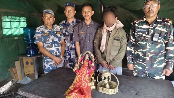 अररिया फोटो:बरामद मूर्ति और एसएसबी अररिया फोटो:बरामद मूर्ति और एसएसबी