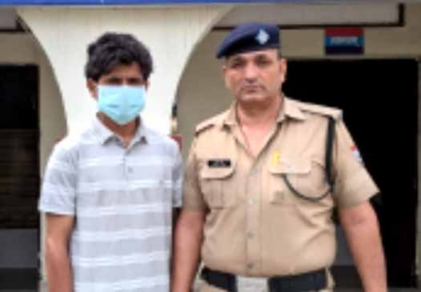 पुलिस गिरफ्त में आरोपित पुलिस गिरफ्त में आरोपित