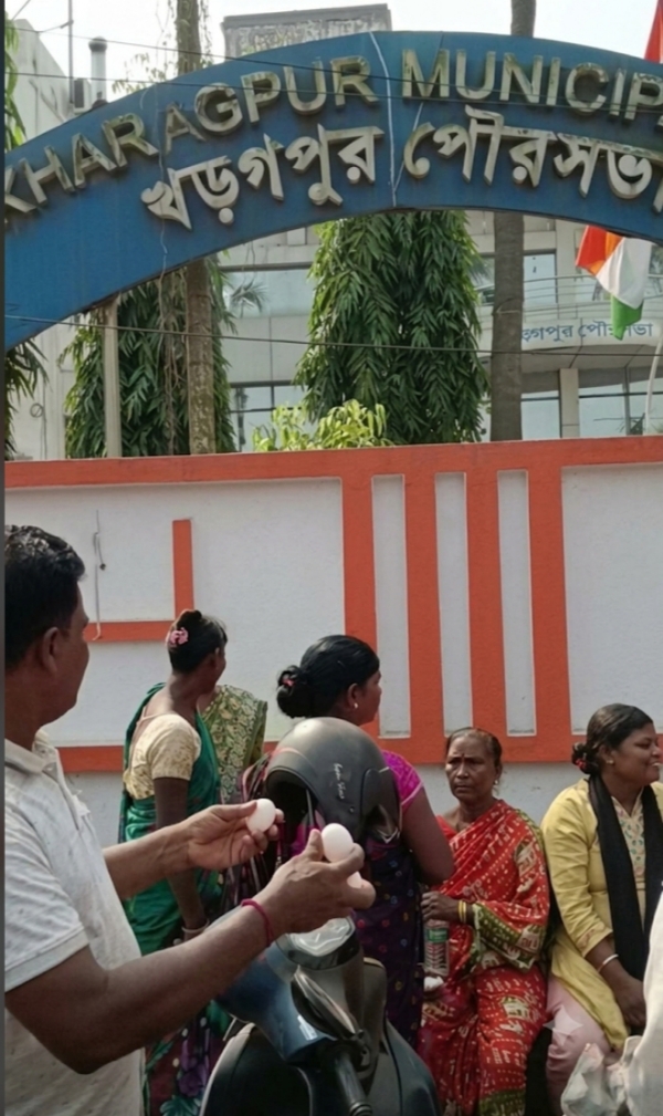 अंडे लेकर विरोध करता हुआ एक प्रदर्शनकारी