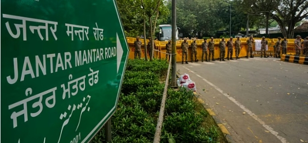 दिल्ली के जंतर-मंतर पर प्रदर्शनकारियों को रोकने के लिए बैरिकेड और पुलिस (फाइल फोटो)