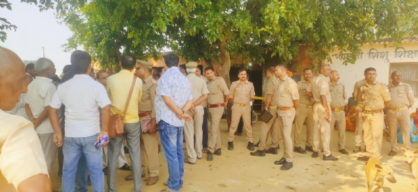 घटना स्थल पर पहुंची पुलिस जांच पड़ताल करते हुए