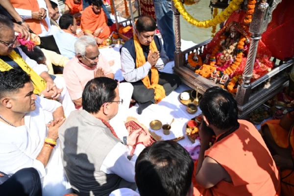 गंगा पूजन करते मुख्यमंत्री धामी
