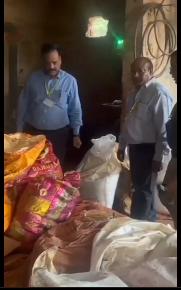 मिलावटी मसाला बनाने वाली फैक्ट्री पर छापेमारी की फोटो