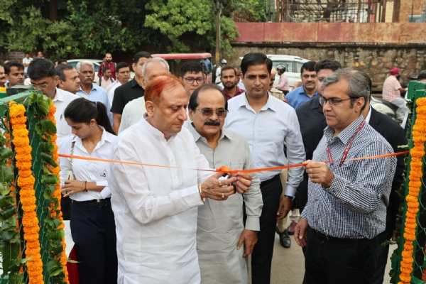 महापौर प्रवेश वाही ‘रिड्यूस, रीयूज, रिसाइकल’ केंद्र का उद्घाटन करते हुए। महापौर प्रवेश वाही ‘रिड्यूस, रीयूज, रिसाइकल’ केंद्र का उद्घाटन करते हुए।