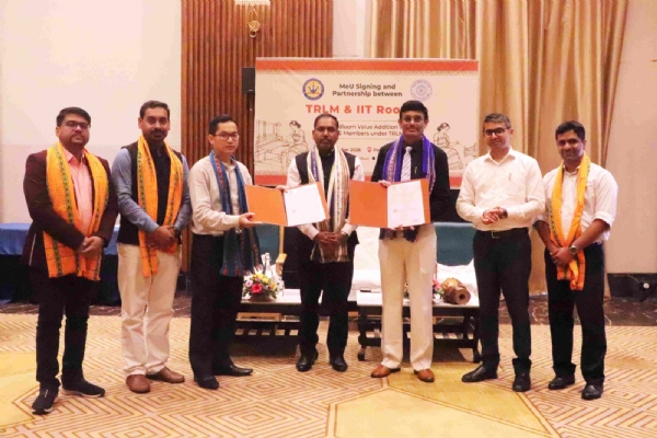 एमओयू पर हस्ताक्षर करते आईआईटी रुड़की व टीआरएलएम के अधिकारी