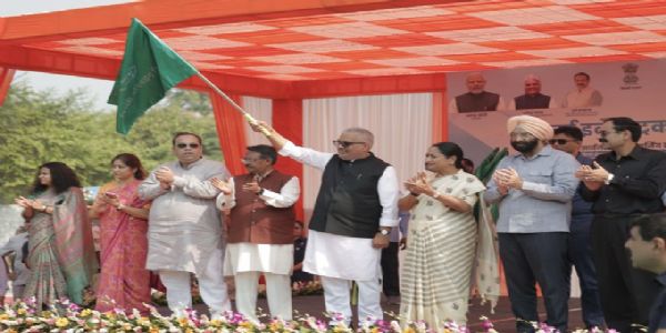 मुख्यमन्त्री रेखा गुप्ताले 150 वटा नयाँ विद्युतीय बसहरूलाई हरियो झण्डी देखाइन्