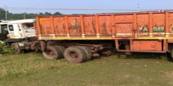 कार र ट्रेलरको ठक्करमा तीन जनाको मृत्यु, बालक सुरक्षित