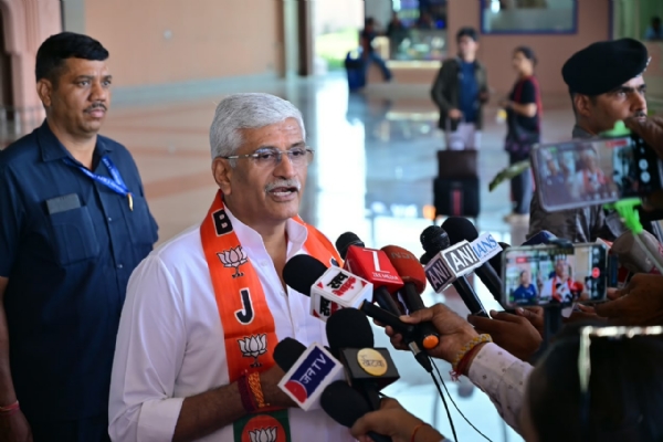 मीडिया से चर्चा करते हुए केंद्रीय मंत्री शेखावत। मीडिया से चर्चा करते हुए केंद्रीय मंत्री शेखावत।