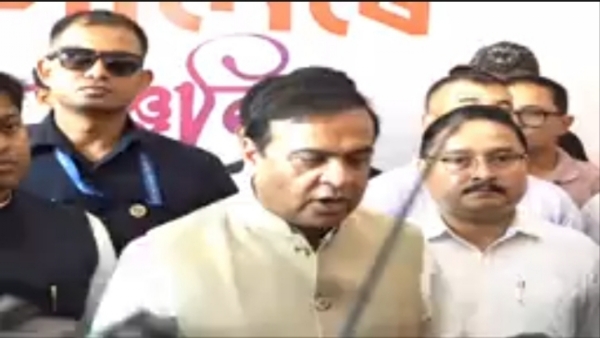 प्रदेश भाजपा मुख्यालय में रक्तदान करने के बाद पत्रकारों से बातचीत करते हुए मुख्यमंत्री डॉ हिमंत बिस्व सरमा। प्रदेश भाजपा मुख्यालय में रक्तदान करने के बाद पत्रकारों से बातचीत करते हुए मुख्यमंत्री डॉ हिमंत बिस्व सरमा।