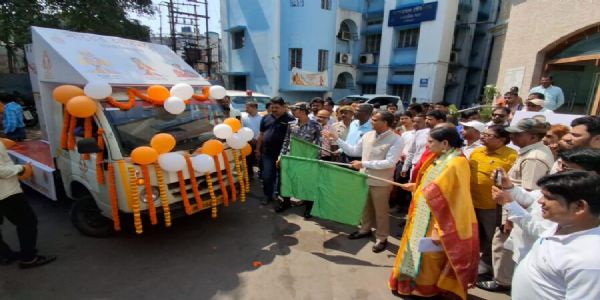 आसनसोलः मन्त्री अग्निमित्रा पालले चार वटा झाँकीलाई देखइन् हरियो झण्डी