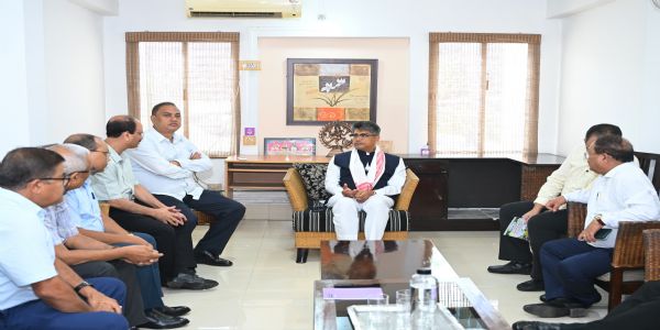 कृषि अनुसन्धानलाई किसानहरूसम्म पुऱ्याउनेमाथि जोड़, पीयूषले एएयूका अधिकारीहरूसँग गरे चर्चा