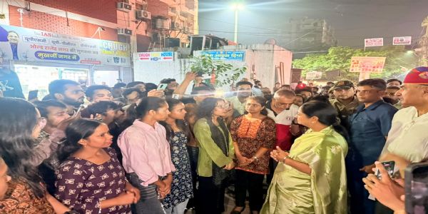 मुख्यमन्त्री रेखा गुप्ता मुखर्जी नगरमा विद्यार्थीहरूमाझ पुगिन्, समस्याहरू सुनेर अधिकारीहरूलाई समाधान गर्ने निर्देश दिइन्
