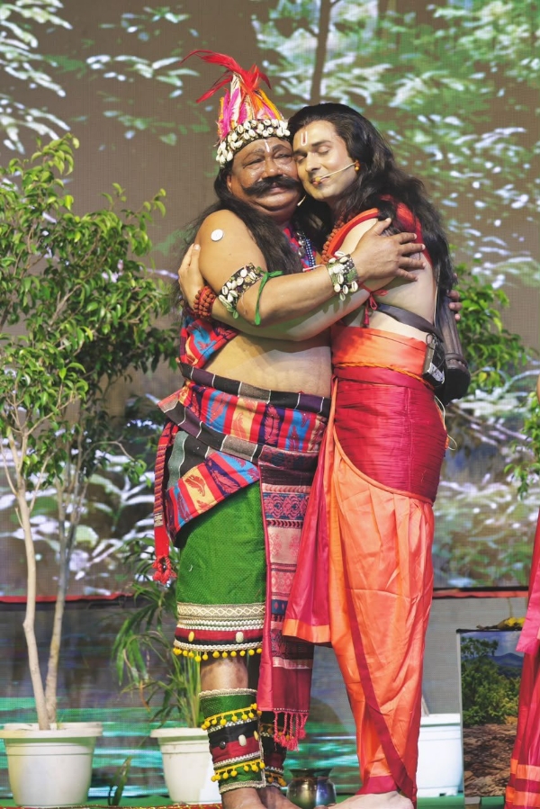 केंद्रीय मंत्री जुएल ओराम ने दिल्ली की रामलीला में निभाई निषादराज की भूमिका केंद्रीय मंत्री जुएल ओराम ने दिल्ली की रामलीला में निभाई निषादराज की भूमिका
