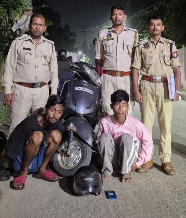 गिरफ्तारी के दौरान ली गई दोनों चोरों का फोटो गिरफ्तारी के दौरान ली गई दोनों चोरों का फोटो