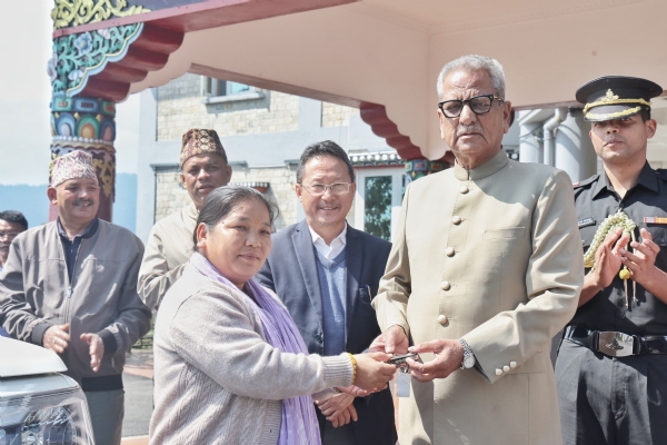 राज्यपाल आश्रमका सदस्यहरूसँग राज्यपाल आश्रमका सदस्यहरूसँग