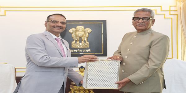 राज्यपाल माथुरसँग क्याबिनेट सचिव र मुख्य सचिवको शिष्टाचार भेट