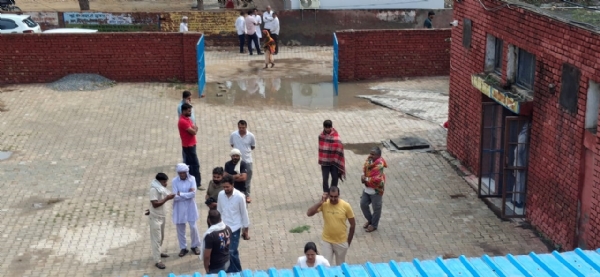 मृतक के शव का पोस्टमार्टम करवाने आए परिजन।
