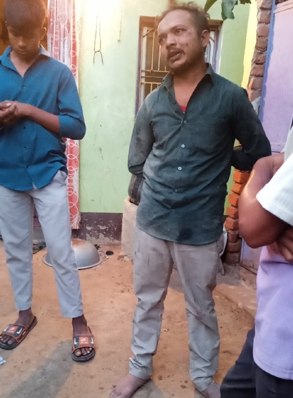 आरोपित युवक को पुलिस के सुपुर्द करते ग्रामीण।