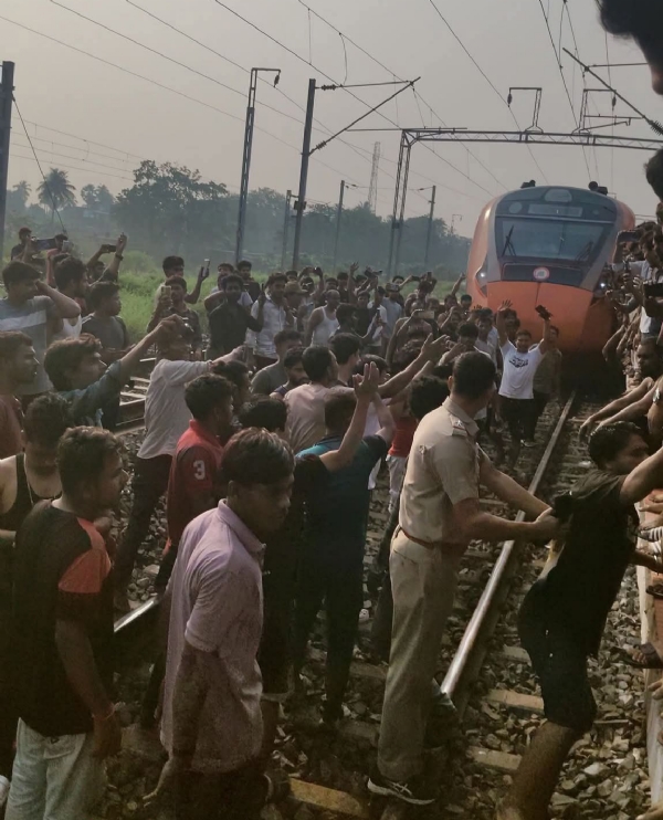 कामारकुंडु स्टेशन पर यात्रियों का प्रदर्शन