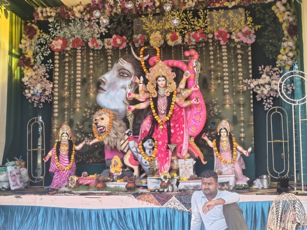 जनपद मुख्यालय में सजा मां का दरबार