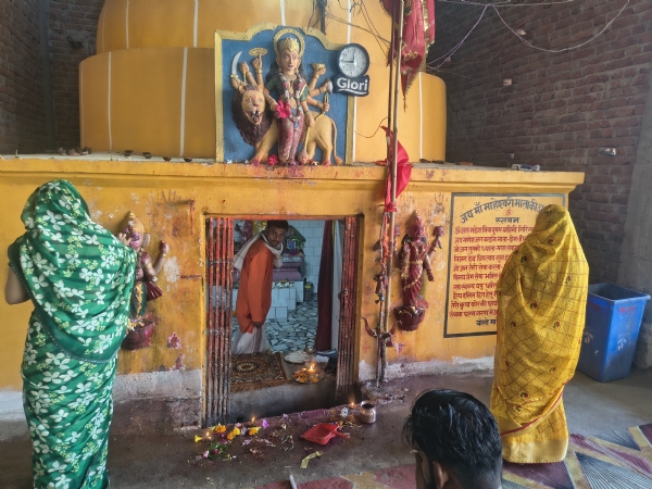 मां माहेश्वरी माता मंदिर में पूजन करते भक्त