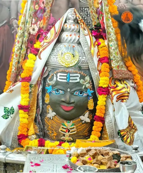 बिल्वपत्र मुकुट और रुद्राक्ष माला से सजे बाबा महाकाल