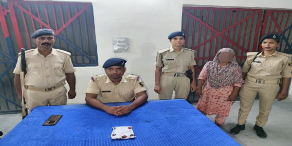 स्म्याक सहित महिला पक्राउ
