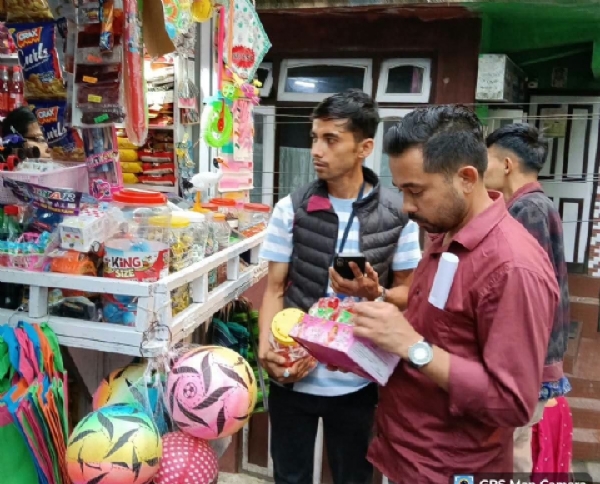निरीक्षण गर्दै अधिकारीहरू