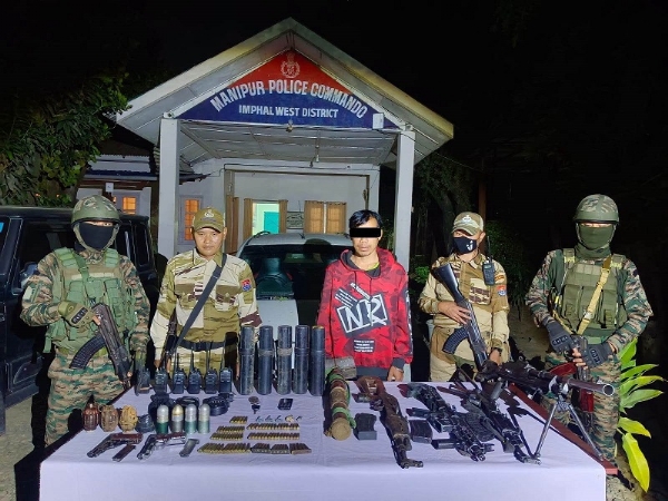 मणिपुर में सुरक्षा बल एवं पुलिस के संयुक्त अभियान के दौरान बरामद हथियारों की तस्वीर