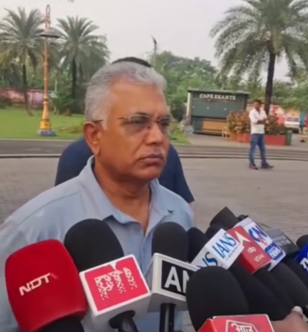 दिलीप घोष प्रेस को सम्बोधित करते हुए
