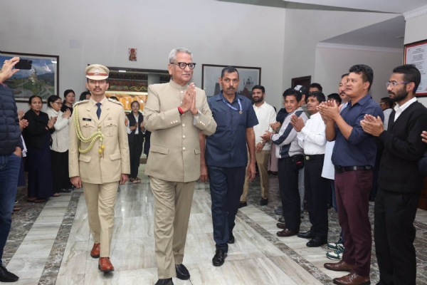राज्यपाल ओमप्रकाश माथुरलाई लोकभवनमा अधिकारी तथा कर्मचारीद्वारा बिदाई