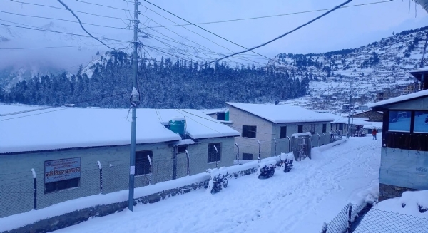 नेपाल के हिमाली और उच्च पहाड़ी क्षेत्र में बीती रात से लगातार हो रही भारी बर्फबारी