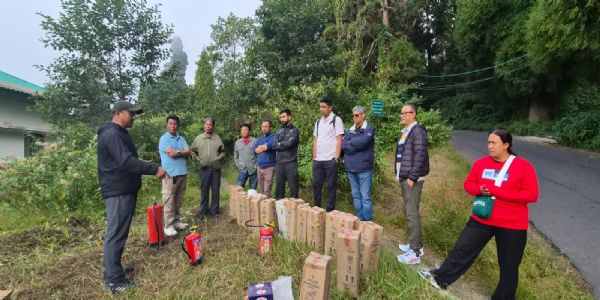 खरसाङमा होमस्टे सञ्चालकहरूलाई अग्नि सुरक्षा तालिमसँगै अग्निशामक यन्त्र वितरण