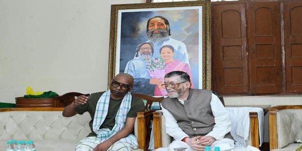 राज्यपाल सन्तोष गङ्गवारले नेमरामा पुगेर रुपी सोरेनलाई श्रद्धाञ्जली अर्पण गरे
